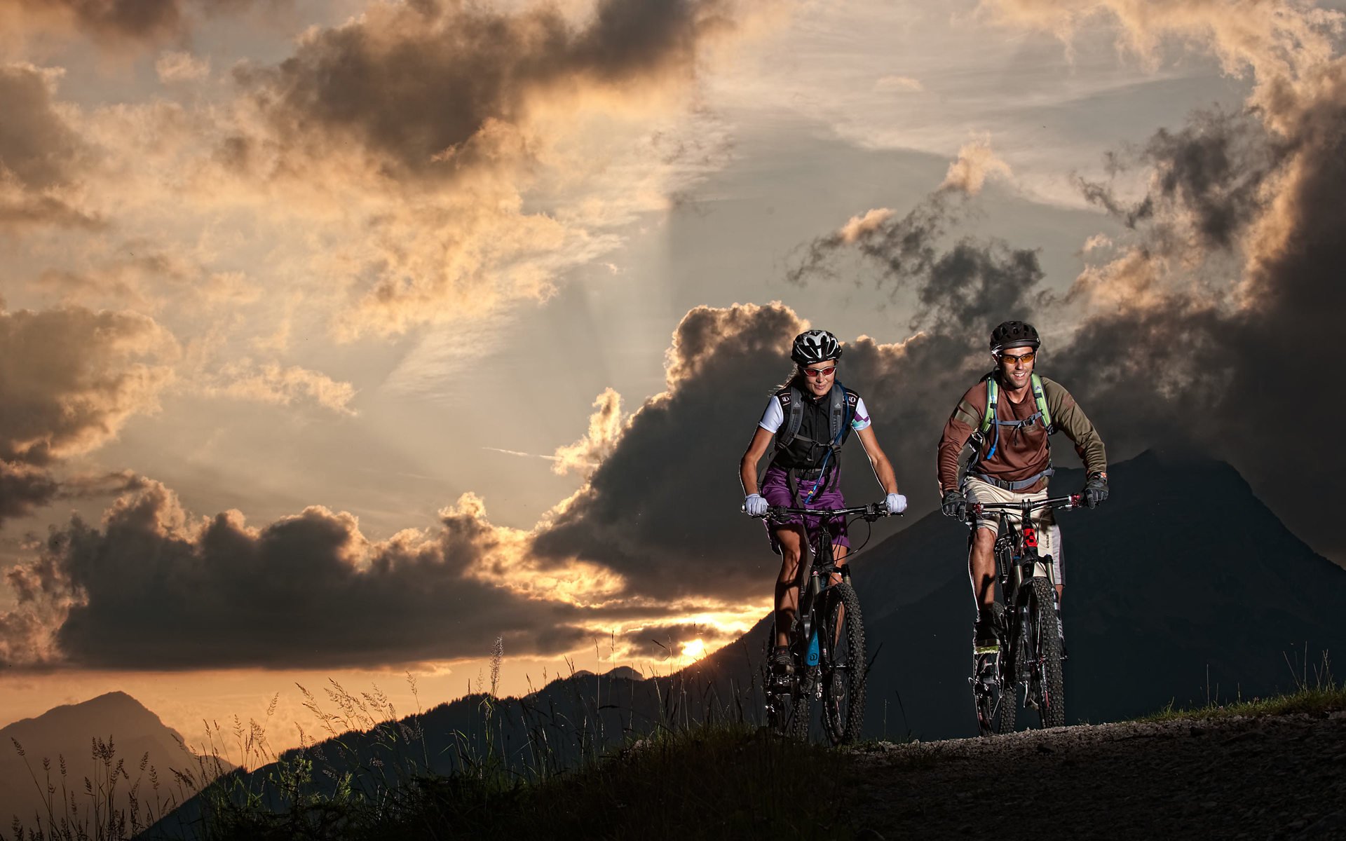 l homme la femme les cyclistes les touristes le soir de la nature