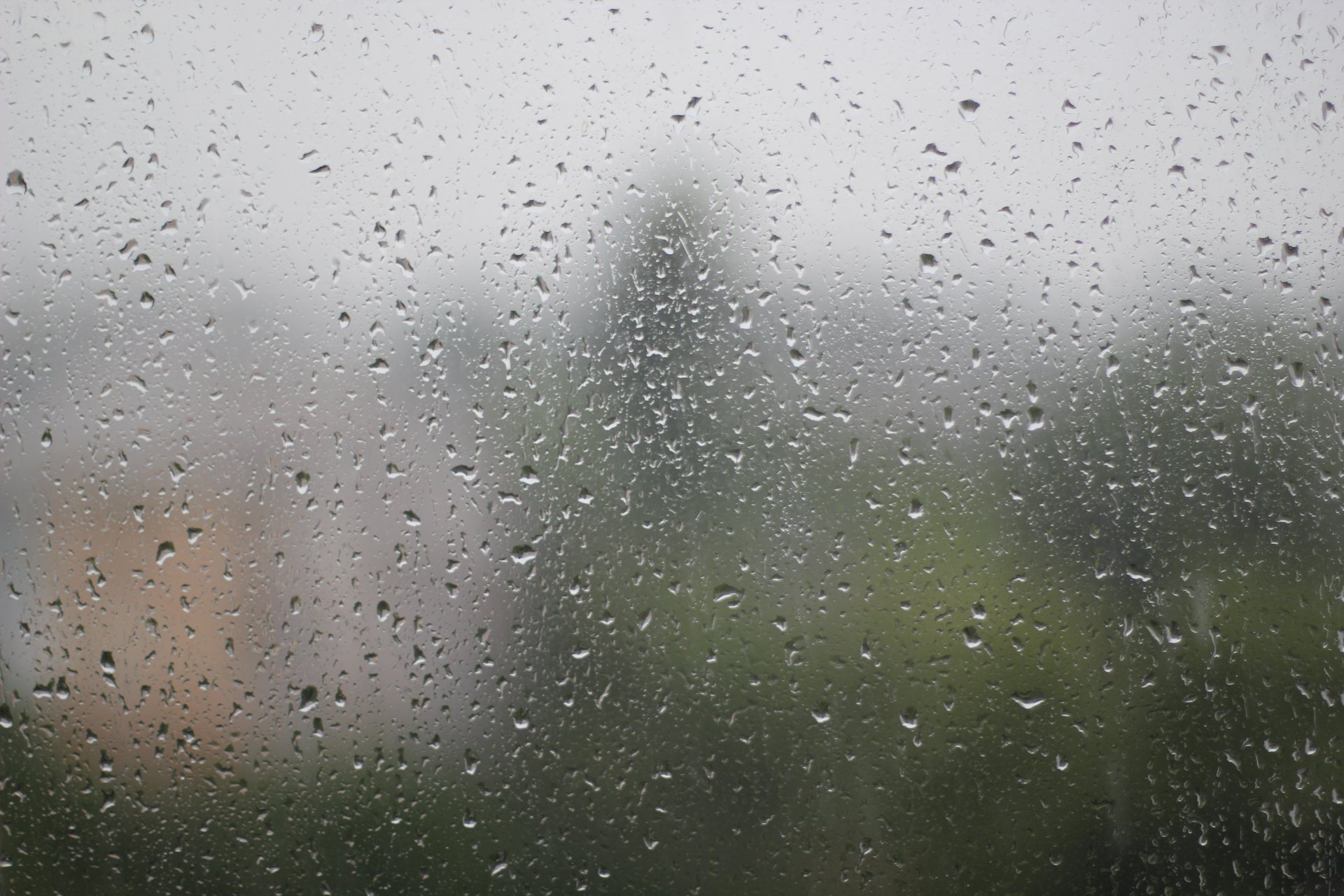 pluie gouttes été verre eau après la pluie surface réflexion