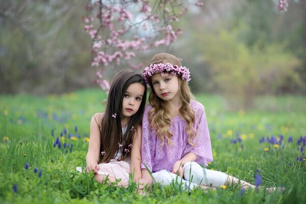 Deux filles assis sur l herbe