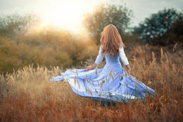 Magique de fille dans la nature