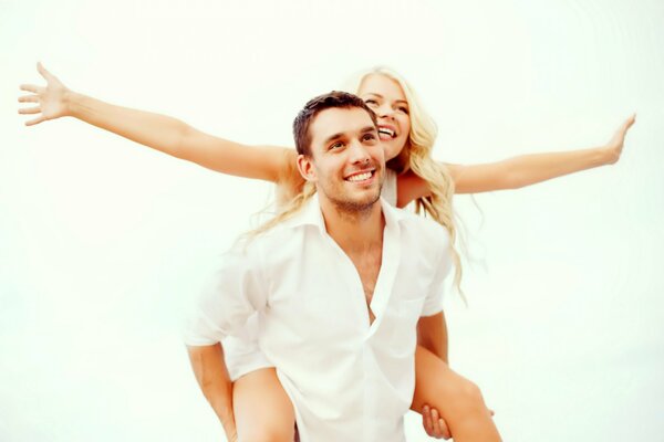 L heureux couple amoureux en blanc