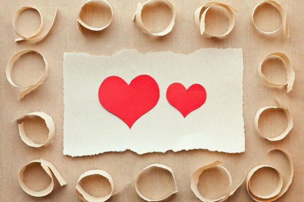 Coeur rouge sur fond blanc du papier