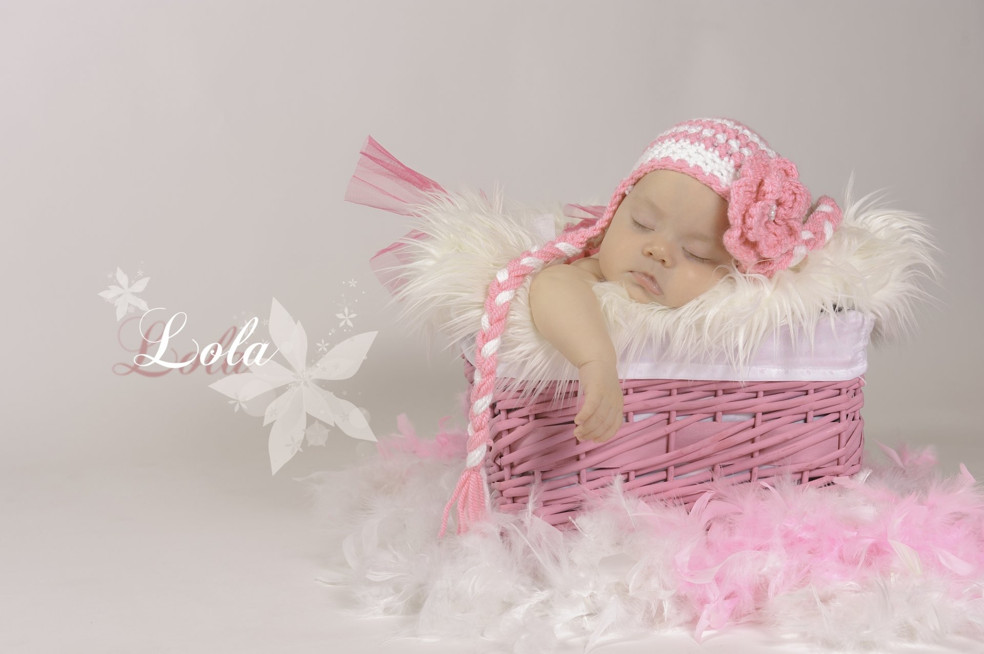 fille bébé dormir sommeil panier bonnet plumes