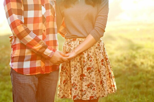 Un homme et une femme amoureuse обнимающаяся couple sans personne sur le fond de la prairie d herbe