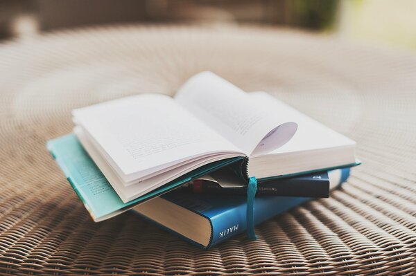 LIVRE OUVERT SUR LA TABLE