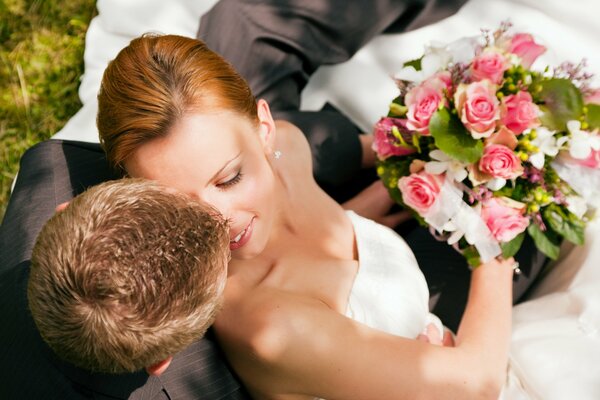 Photo de mariage de la mariée et le marié avec bouquet