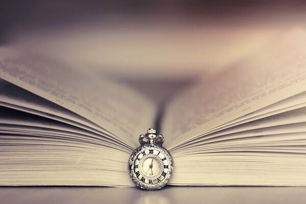 Horloge-bookmark pour lire un livre