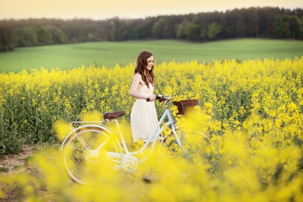 Humeur d été de la jeune fille dans le domaine
