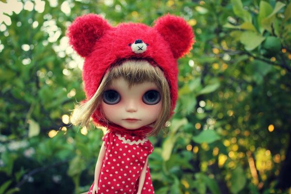Poupée au petit Chaperon rouge avec de grands yeux