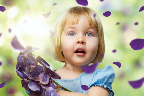 Petite fille avec de grands yeux bleus
