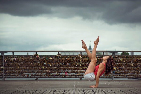 Gracieuse jeune fille en short danse