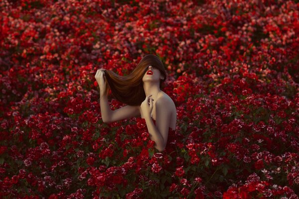 Fille avec les cheveux lâches et beau maquillage en fleurs