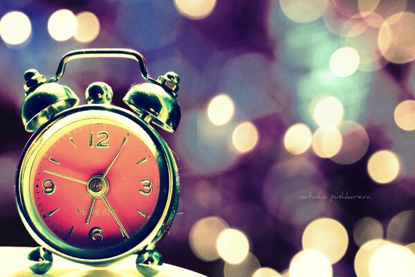 Réveil. Horloge sur fond de cercles