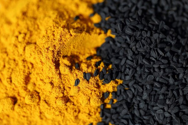 Épices et herbes en vrac, jaune et noir