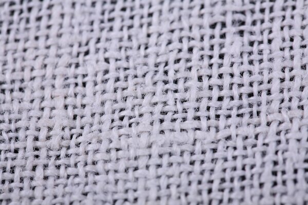 Tisser des fils sur un tissu blanc