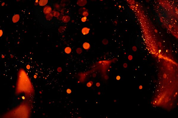 Reflets rouges sur fond noir