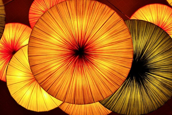 Parapluie sur fond de lanternes lumineuses
