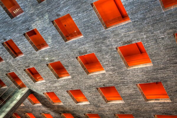 Très belles et identiques fenêtres. La lumière orange brille