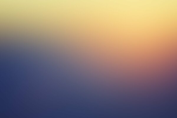 Beau coucher de soleil jaune bleu