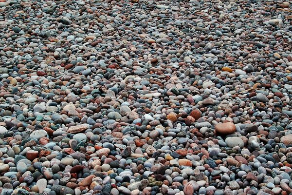 Beaucoup de petites pierres sur la plage dans le village