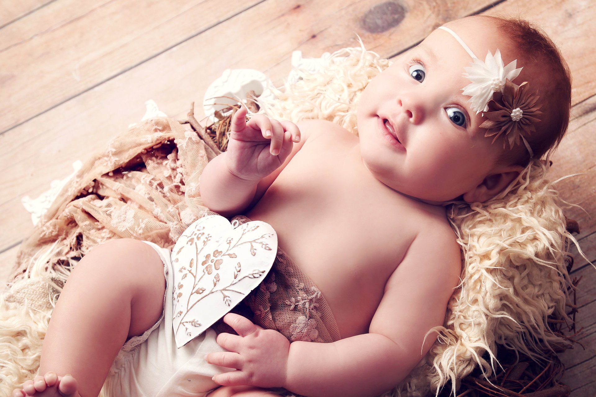 belle fille enfant heureux yeux bleus nouveau-né ange drôle nouveau-né enfants coeur
