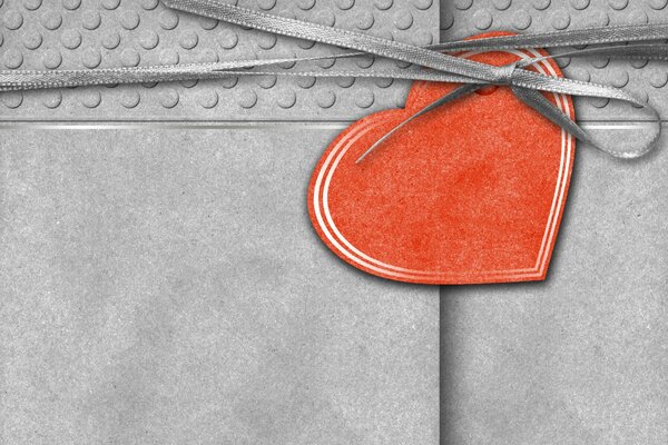 Carte postale grise bandée avec un coeur rouge