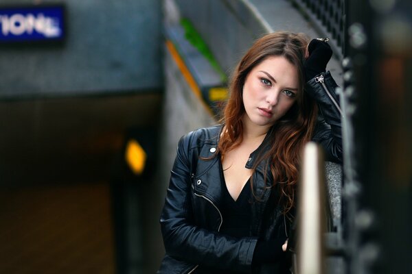 Fille dans une veste en cuir noir