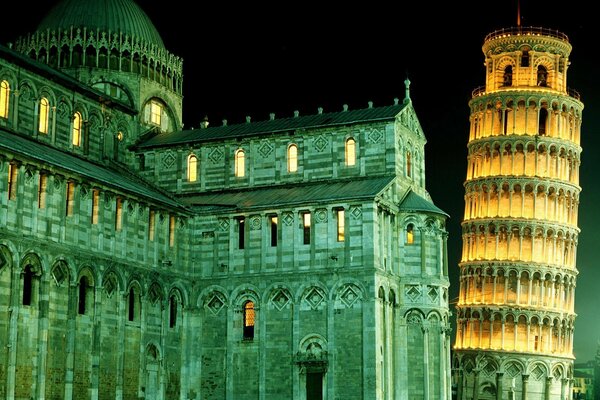 Incroyable éclairage de nuit de la tour penchée de Pise et d autres attractions