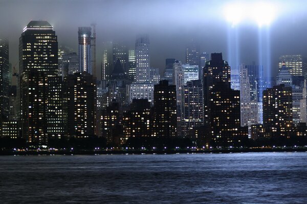 Lumières de la nuit de New York avec des rayons de lumière