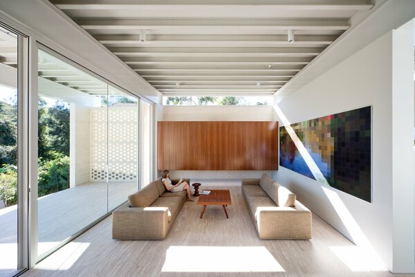 Chambre avec canapés confortables et fenêtres panoramiques