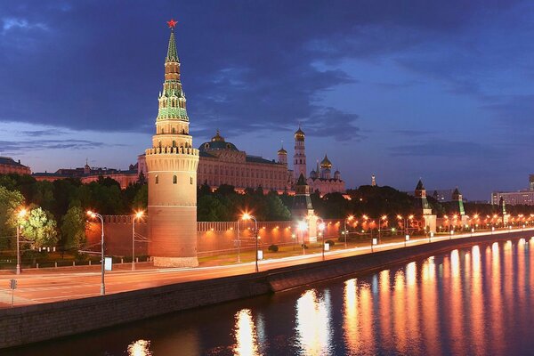 Vue de la tour du Kremlin à travers la rivière Moscou