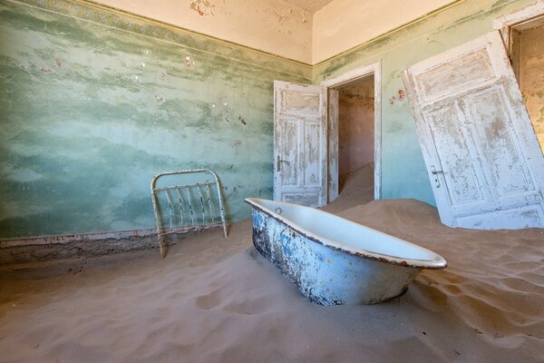 Baignoire dans le sable porte cassée