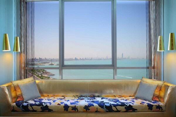 Chambre avec canapé près de la fenêtre avec vue sur la mer