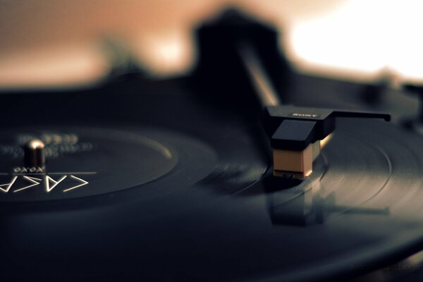 Le disque vinyle joue de la musique