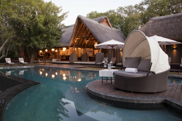 Maison avec piscine, transats et canapé confortable
