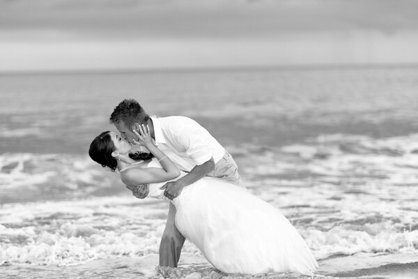 Homme et femme au mariage s embrasser sur la rive