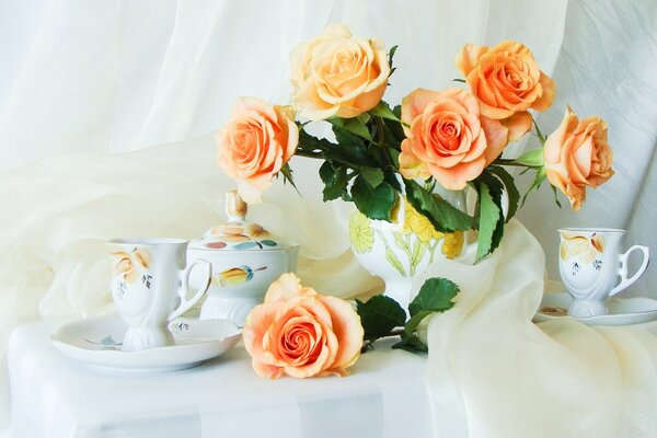 Nature morte avec des roses de thé et un service à thé