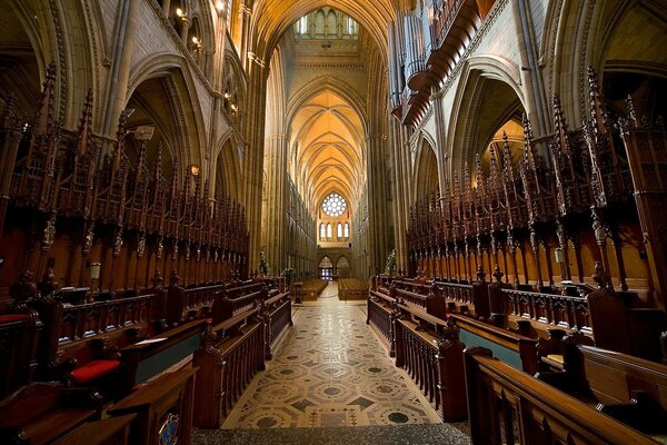 La cathédrale religieuse attire le sacrement