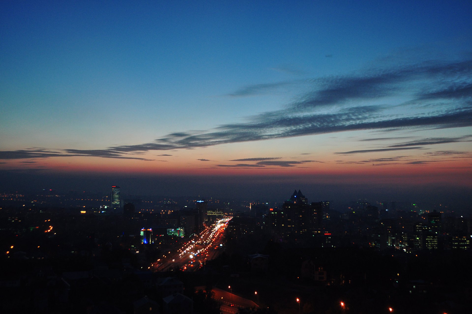 almaty soirée lumières route coucher de soleil