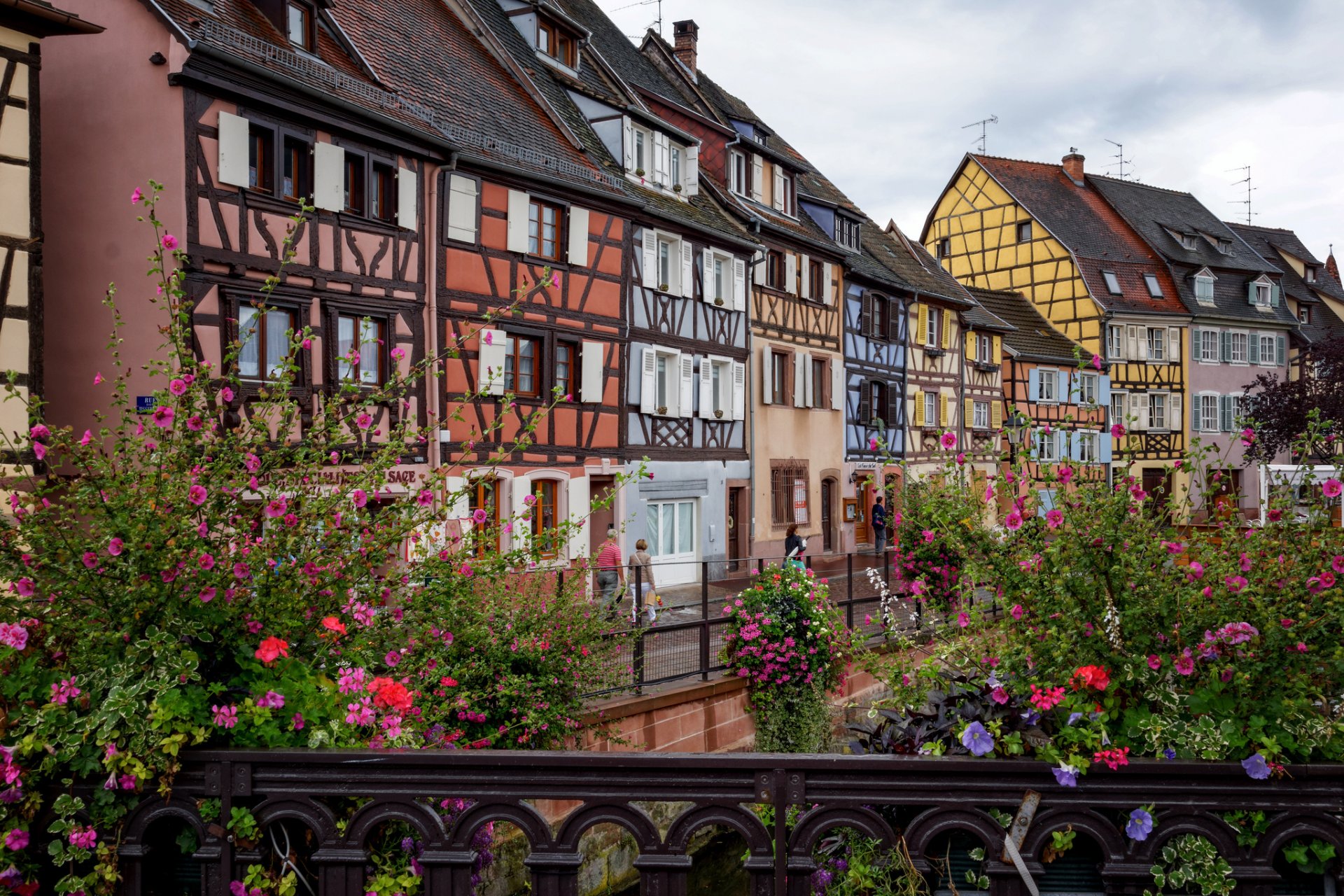 colmar france ciel maisons colombages pont fleurs