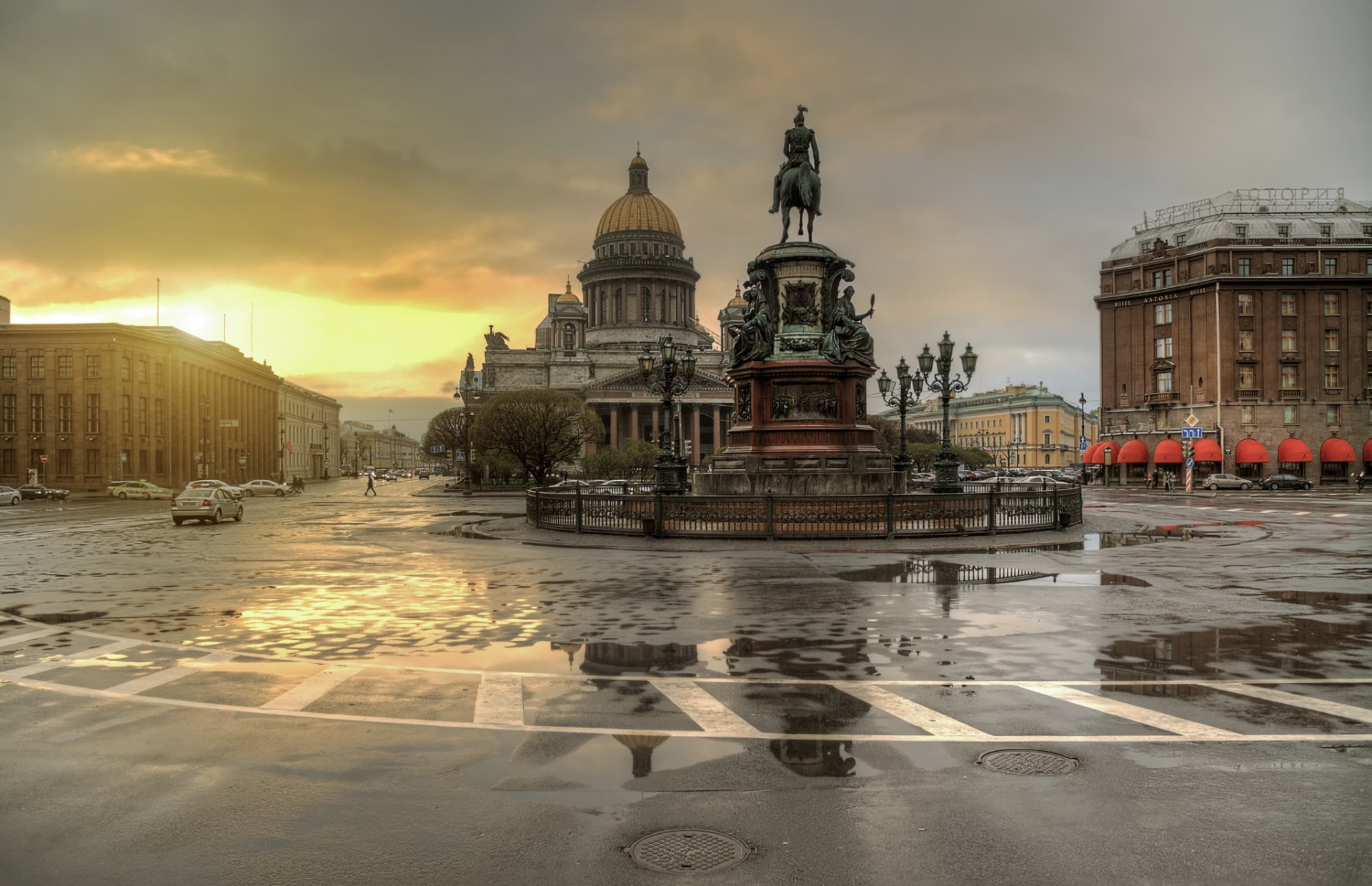 saint-pétersbourg coucher de soleil après la pluie