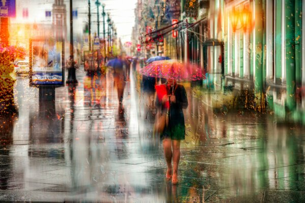 Fille avec un parapluie sous les gouttes de pluie sur la perspective Nevsky. De