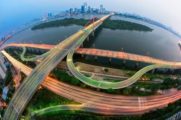 Le pont brille de différentes couleurs