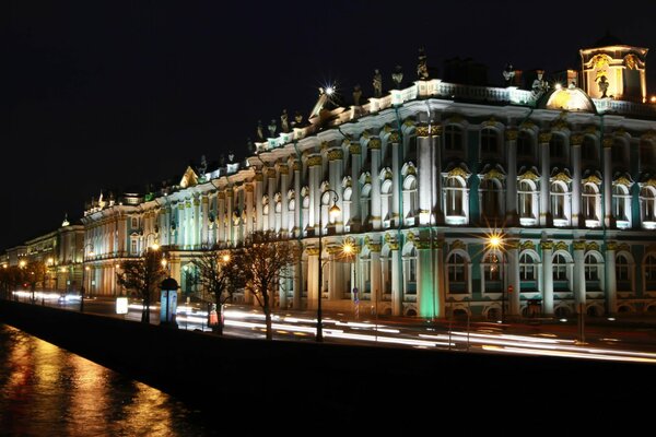 Le bâtiment de l Ermitage dans la nuit
