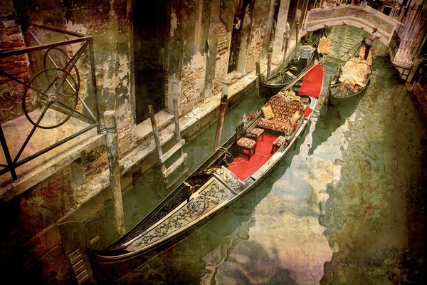 Gondole flottante dans l un des canaux de Venise