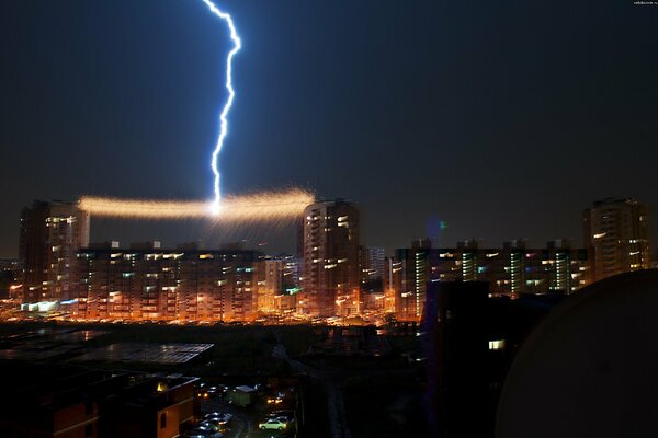 Gratte-ciel Omsk et la foudre dans le ciel nocturne