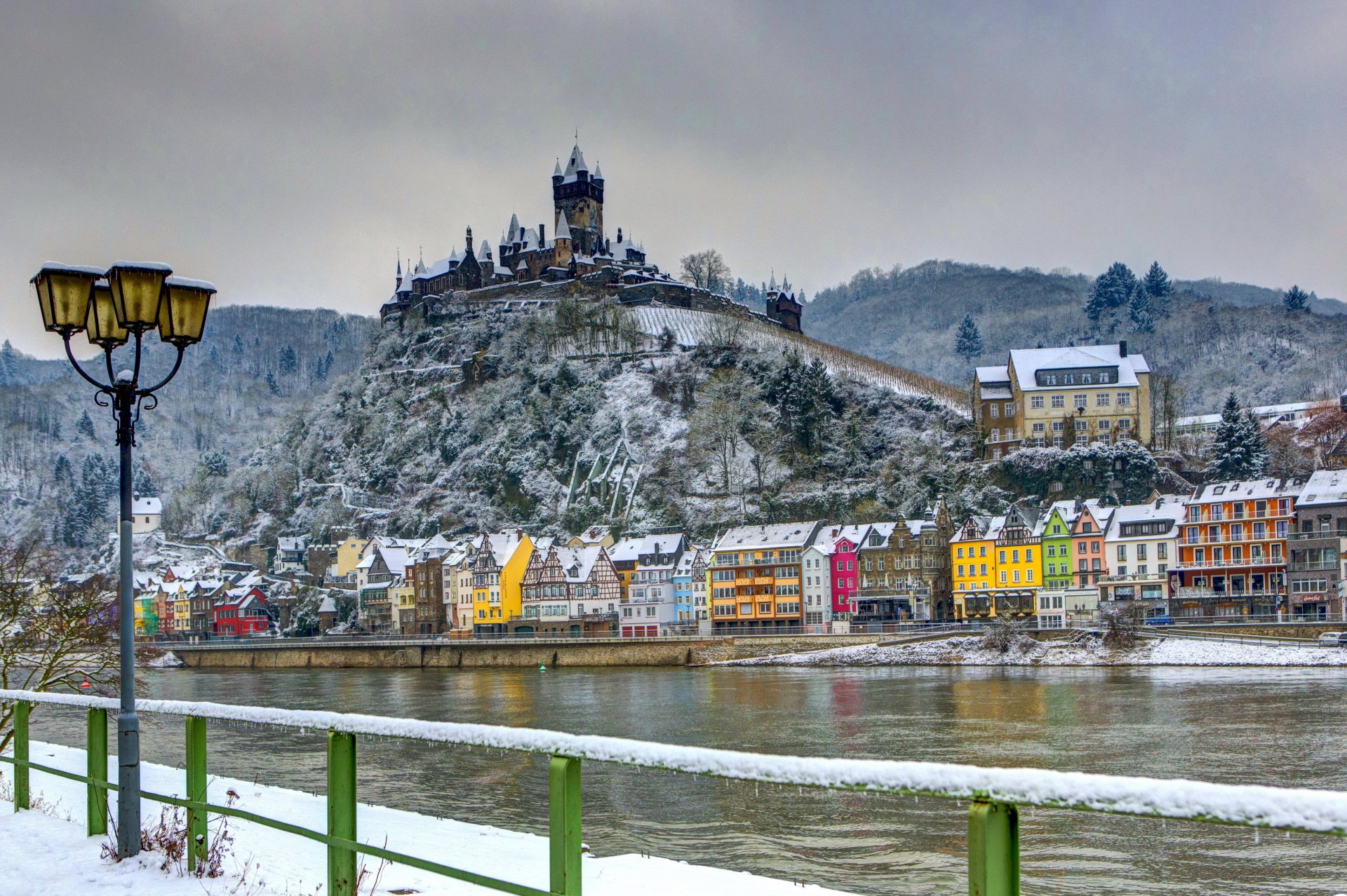 allemagne château forteresse hiver maisons rivière cochem burg neige lanternes