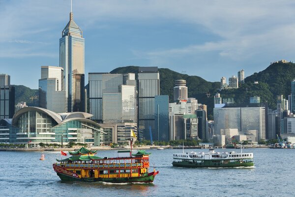 Vue sur les gratte-ciel de Hong Kong et le port avec des bateaux