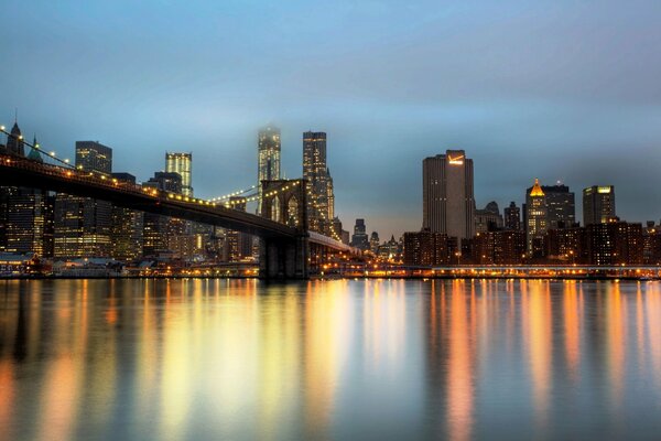 Vue du soir sur les gratte-ciel de New York et le pont de Brooklyn