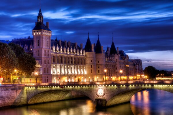 Le palais de justice brûle dans la nuit au-dessus de la rivière